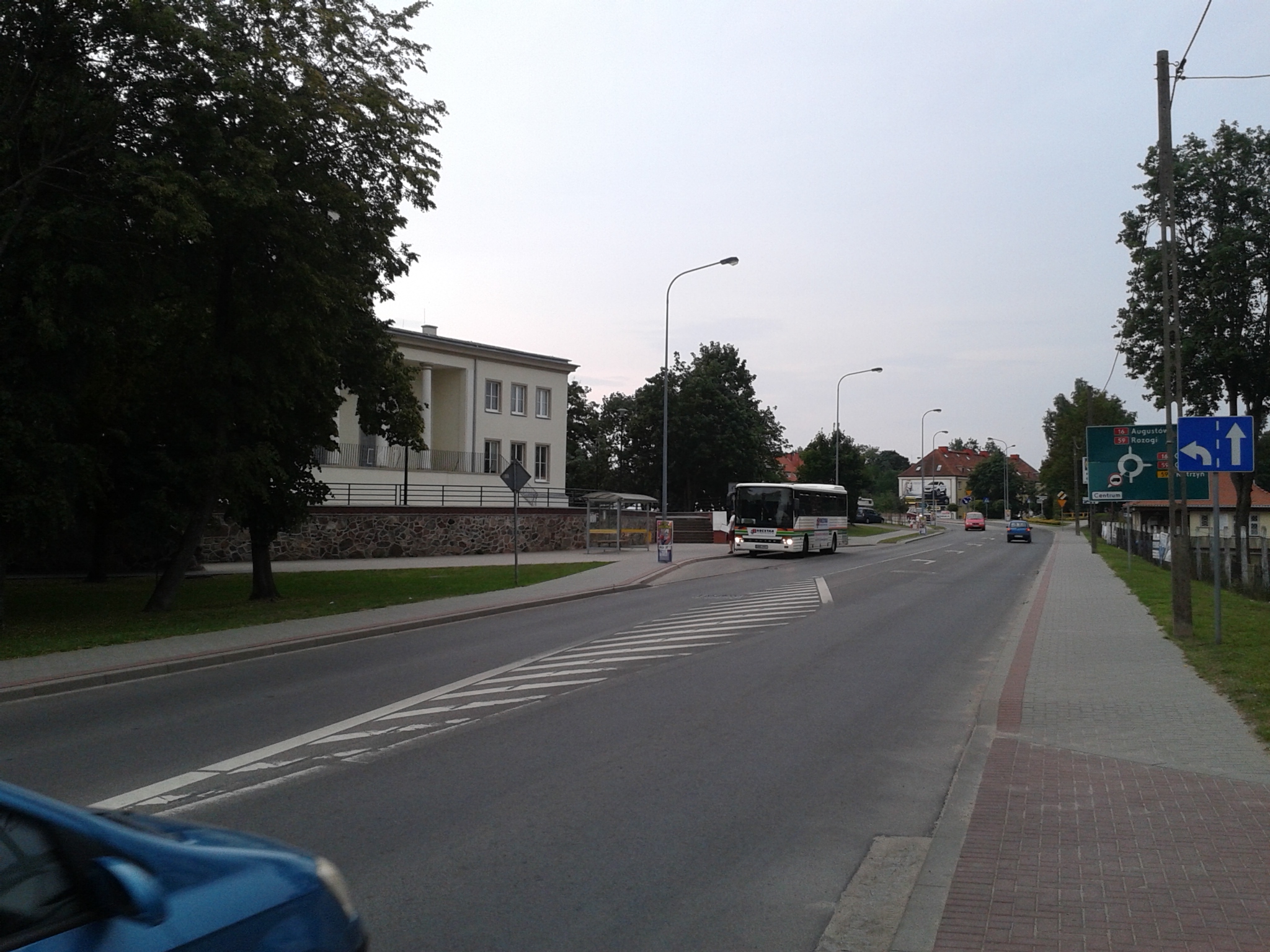 Autobus komunikacji miejskiej na ulicy Mrongowiusza w Mrągowie w 2015 roku