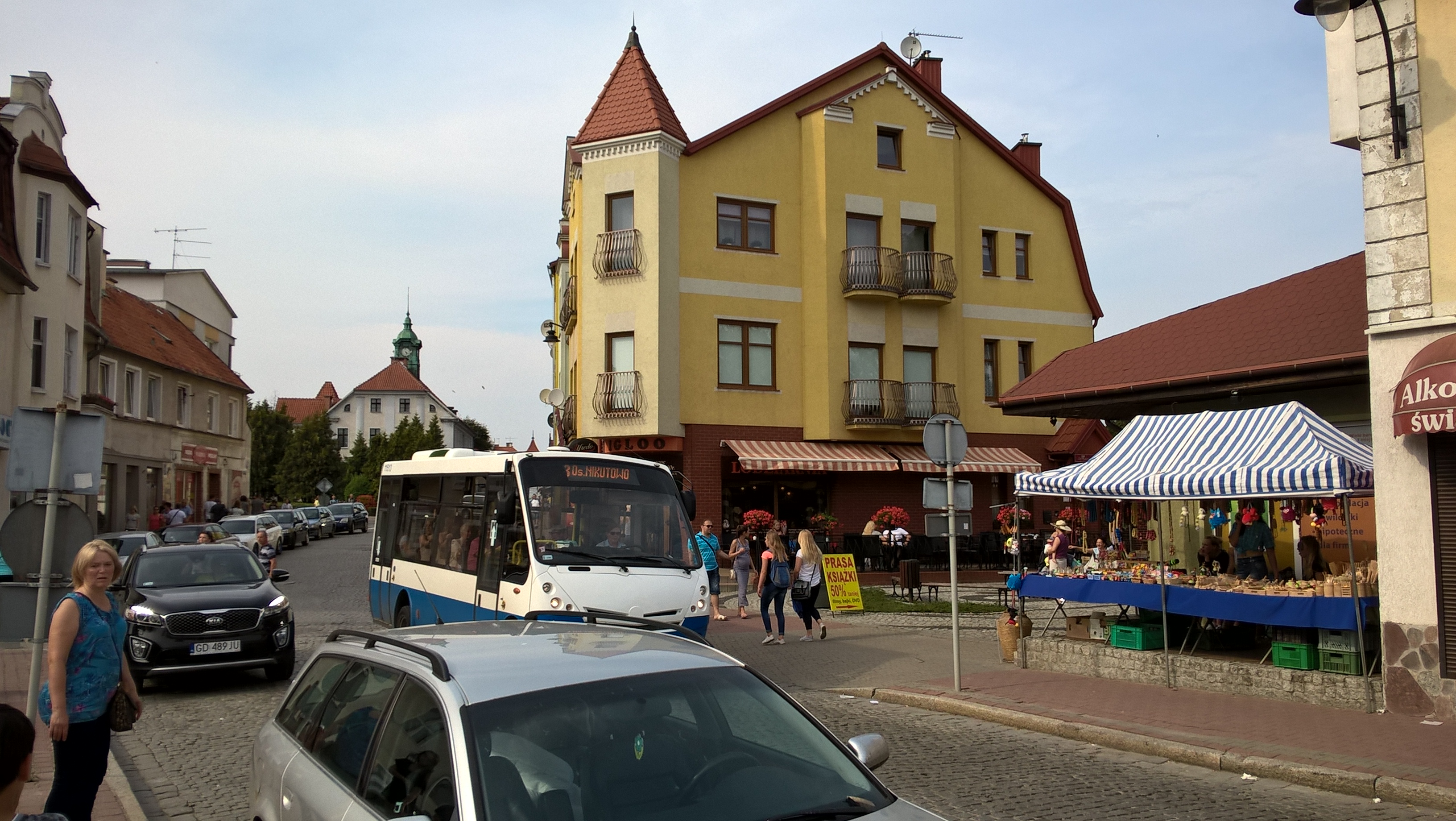 Autobus miejski na ulicy Warszawskiej w Mrągowie w 2015 roku