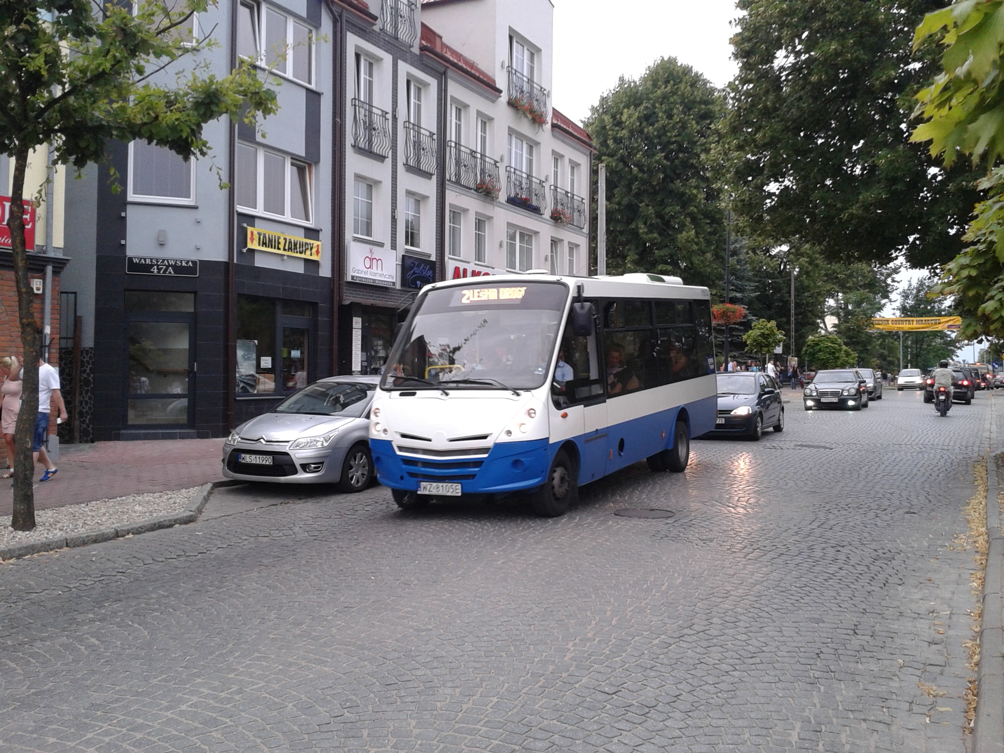 Autobus miejski na ulicy Warszawskiej w Mrągowie, kierunek Leśna Droga