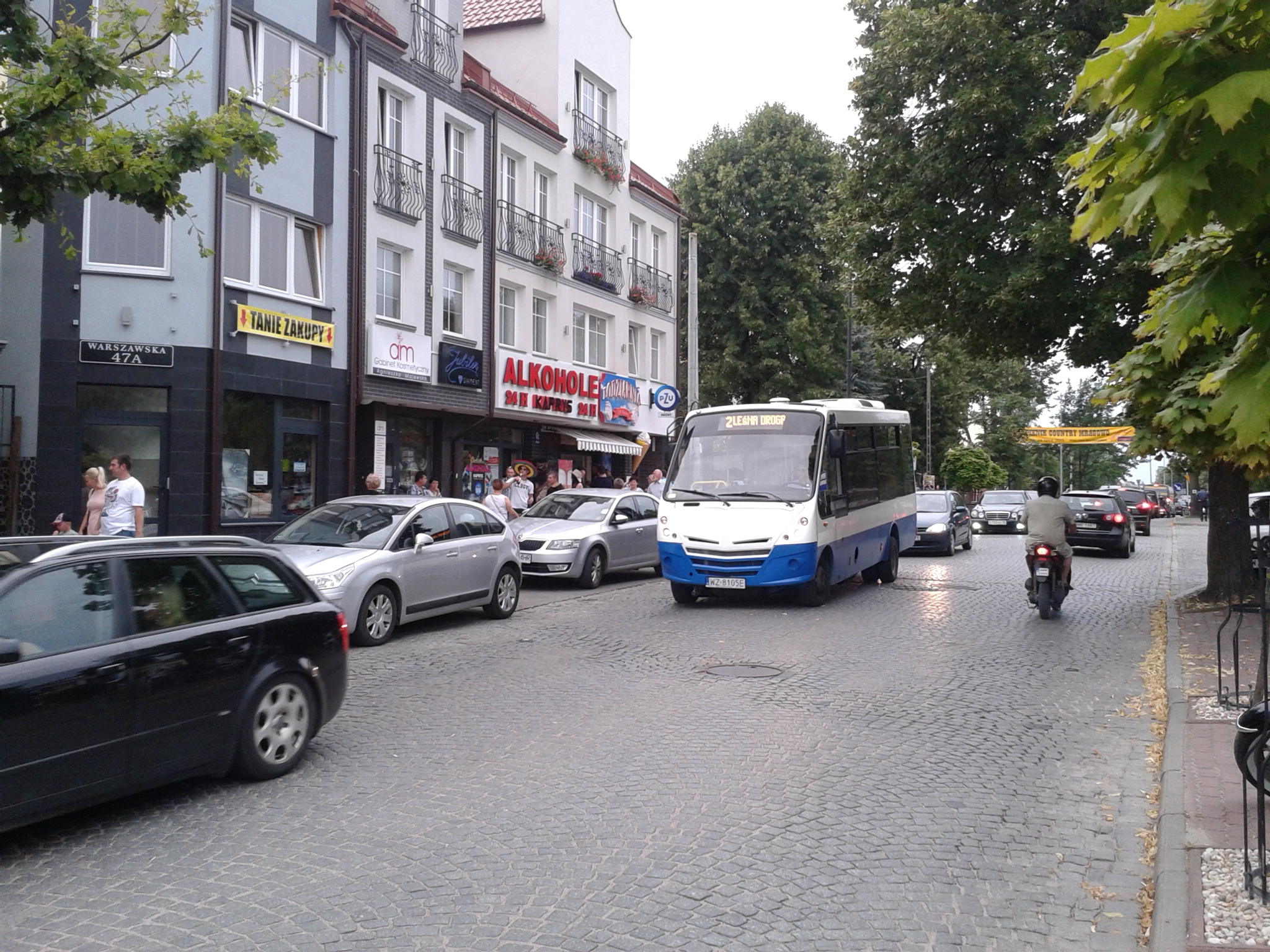 Autobus miejski na ulicy Warszawskiej w Mrągowie w 2015 roku