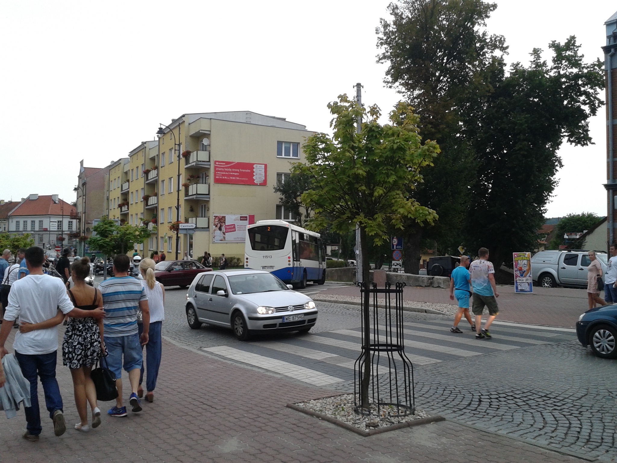 Autobus linii 2 na ulicy Warszawskiej w Mrągowie w 2015 roku
